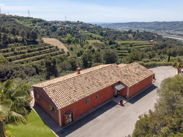 Vente exclusive Située dans un quartier résidentiel calm. 146m² Nice