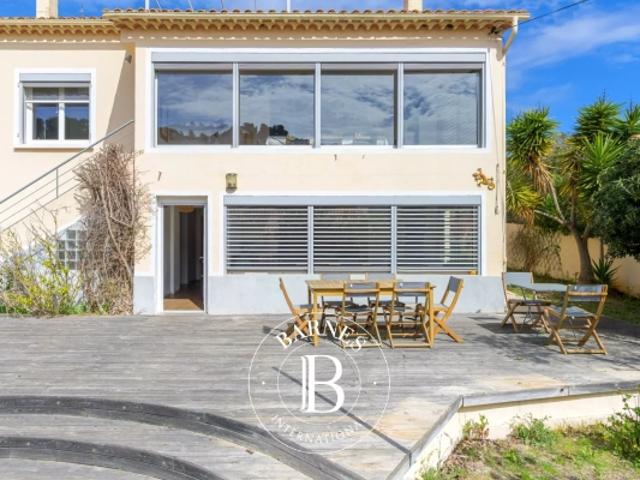 Vente, Fabregas, à deux pas de la plage, villa rénovée, 6 chambres, piscine