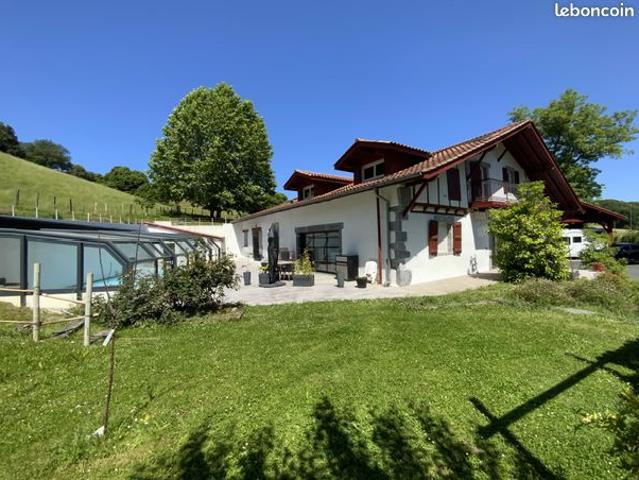 Vente | Ferme | 12p | 9ch | 350 m² | Isturits | Expo Sud Est | Terrasse · Balcon · Jardin · Piscine