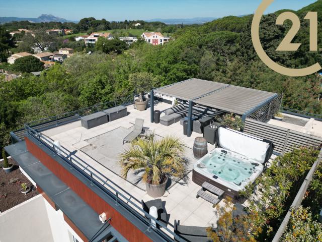 VENTE FREJUS APPARTEMENT 4 PIECES DE 104M2 AVEC ROOFTOP ET DOUBLE GARAGE