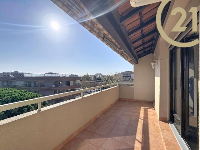VENTE FREJUS PLAGE 3 PIECES DERNIER ETAGE TERRASSE CAVE ET PARKING