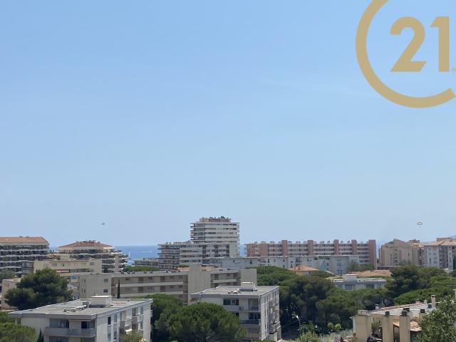 VENTE EN EXCLUSIVITE FREJUS PLAGE APPARTEMENT DEUX PIECES EN DERNIER ETAGE VUE MER AVEC PARKING