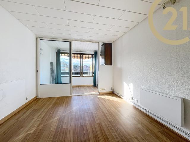 VENTE FREJUS PROCHE CENTRE STUDIO DE 27M2 DANS UNE RESIDENCE SECURISEE AVEC PISCINE, TENNIS ET GARDIEN