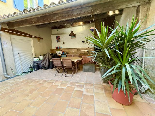Vente Immeuble d'environ 127m2 comprenant 2 T3 + Cour + Gara. 127m² Saint Chinian