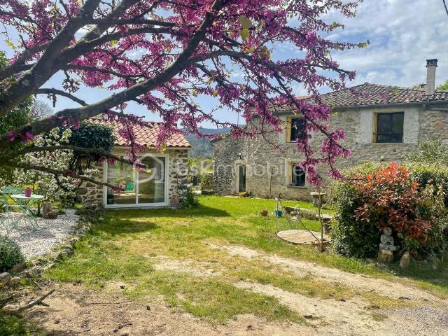 Maison en pierre rénovée avec jardin – DPE C – Joannas