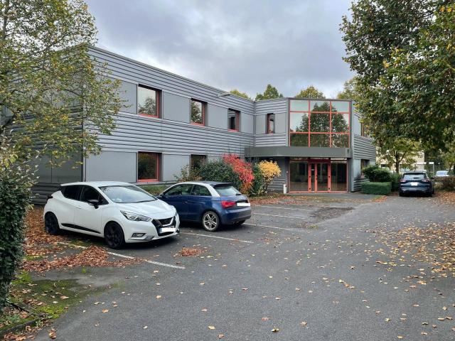 Vente local d'activité Saint Ouen l'Aumône Site clos et sécurisé