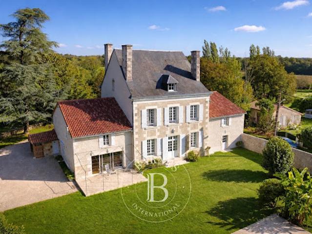 Vente Manoir 10 pièces 328 m2 Poitiers