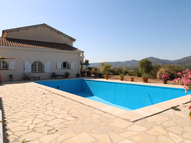 Vente magnifique maison T5, 4 chambres, piscine, 2 grands ga. 180m² Saint Chinian