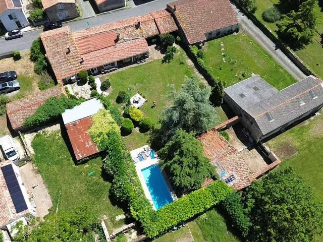 Vente maison 10 pièces Vouillé les Marais 85