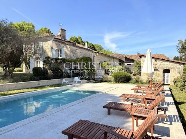 Vente Maison 10 pièces 268 m2 Angouleme