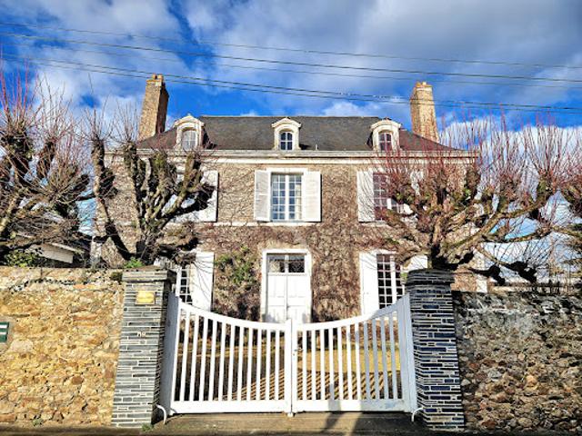 Vente Maison 10 pièces 281 m2 Les Hauts d'Anjou