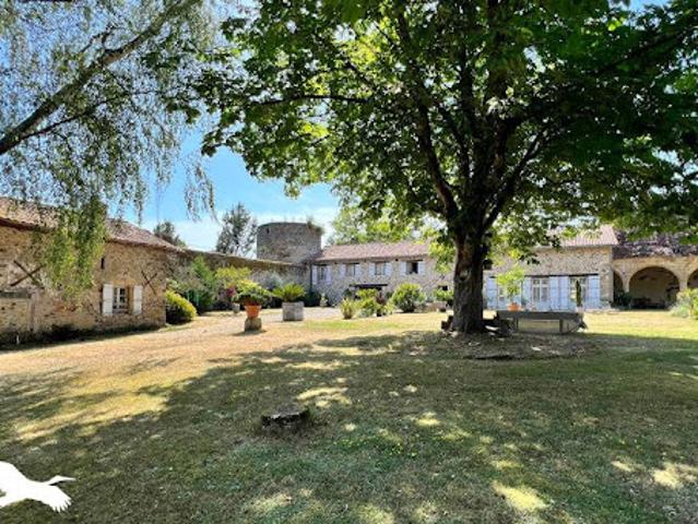 Vente Maison 10 pièces 288 m2 Confolens