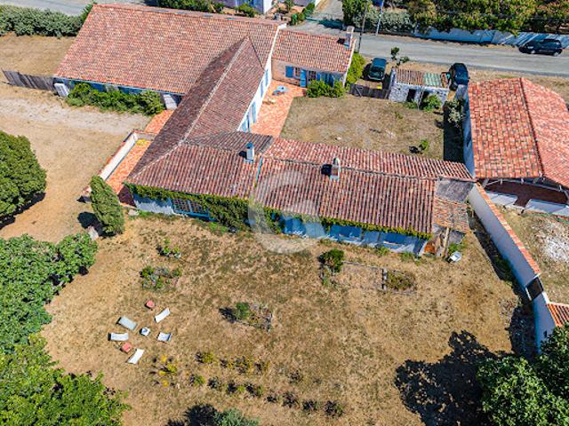 Vente Maison 10 pièces 293.45 m2 Saint Vincent sur Jard