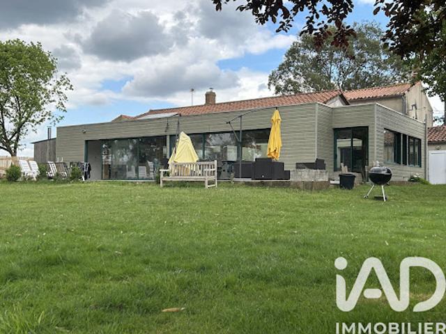 Vente Maison 10 pièces 223 m2 Saint Denis la Chevasse