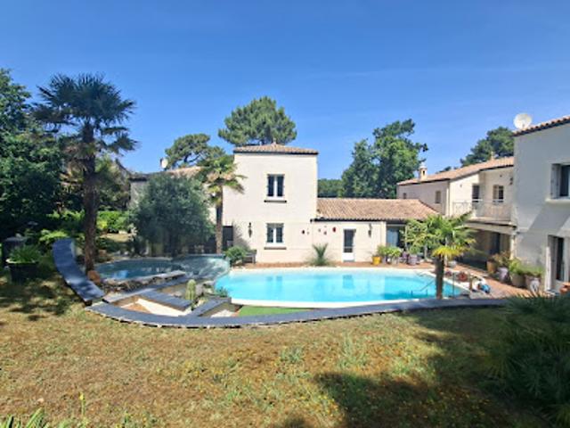 Vente Maison 10 pièces 370 m2 Les Mathes