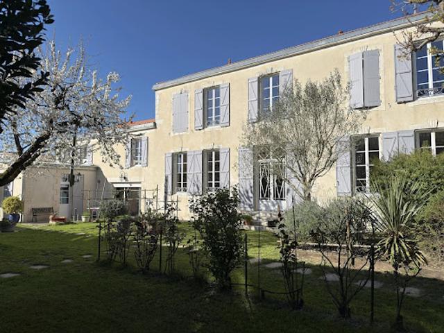 Vente Maison 10 pièces 450 m2 Bourgneuf