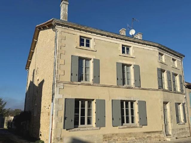Vente Maison 10 pièces 495 m2 Aigre
