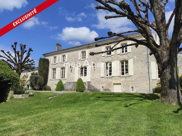Vente Maison 10 pièces 410 m2 Saint Jean d'Angély