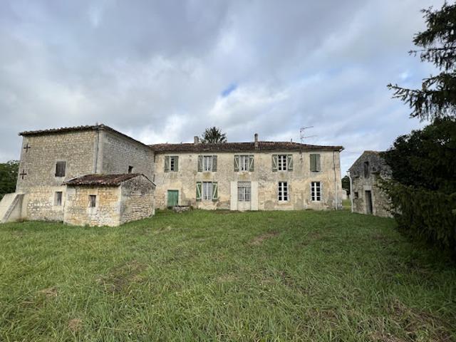 Vente Maison 10 pièces 780 m2 Saintes