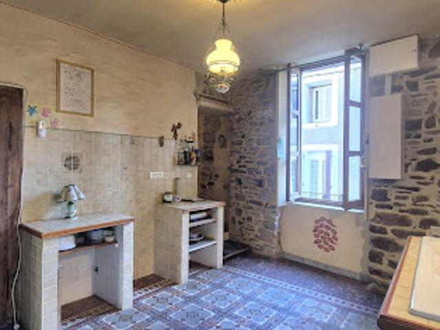 Vente Maison 10 pièces 82 m2 Saint Laurent le Minier