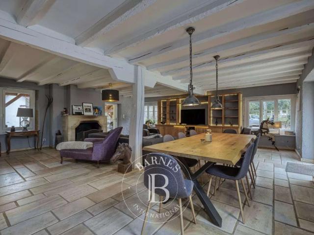 Vente maison 11 pièces Saint Genis Pouilly 01