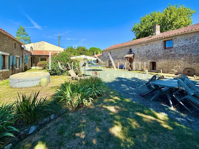 Vente Maison 11 pièces 365 m2 Saint Hilaire des Loges