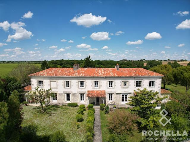 Vente Maison 11 pièces 305 m2 Saint Jean d'Angély