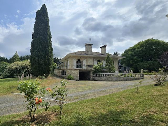 Vente Maison 11 pièces 322 m2 Roullet Saint Estèphe