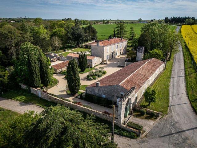 Vente maison 12 pièces Fontenay le Comte 85