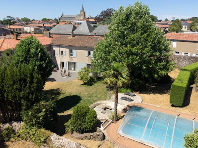 Vente Maison 12 pièces 241 m2 Mortagne sur Sèvre