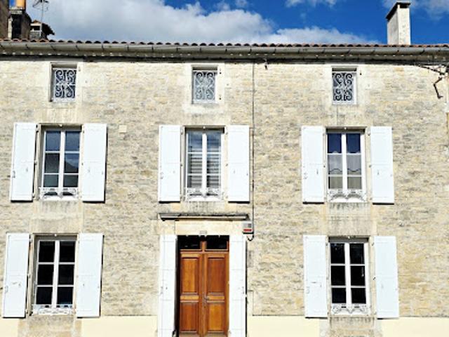 Vente Maison 15 pièces 261 m2 Rouillac