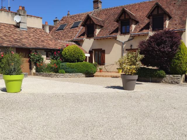 Ensemble immobilier d’exception aux alentours de Montargis 4 habitations 3 000 m2 de terrain