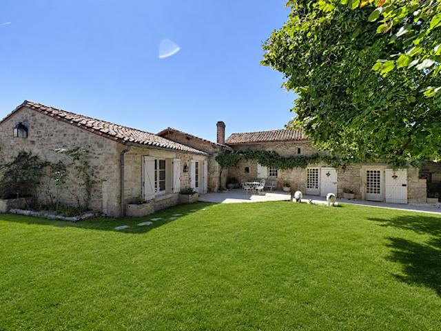 Vente Maison 15 pièces 334 m2 Roullet Saint Estèphe
