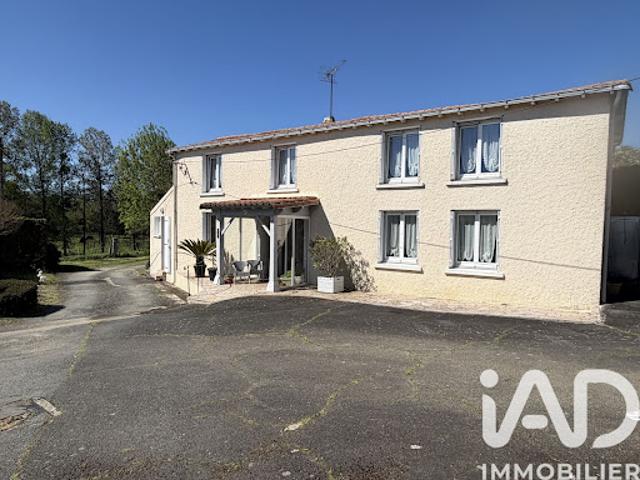 Vente Maison 7 pièces 137 m2 Saint Hilaire de Voust
