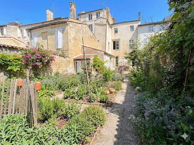 Vente Maison 7 pièces 188 m2 Saintes
