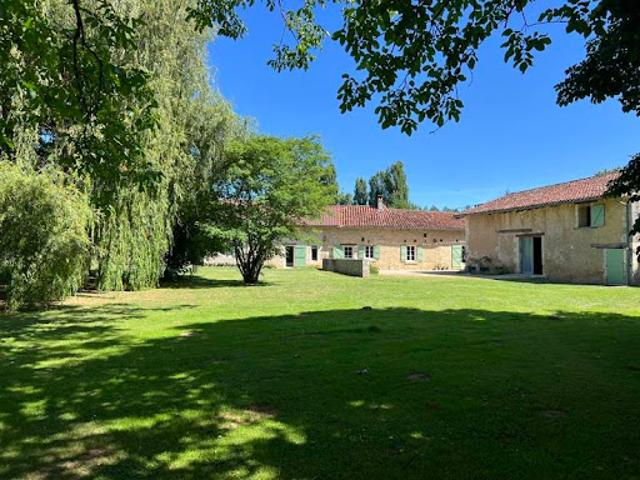 Vente Maison 7 pièces 180 m2 Antonne et Trigonant