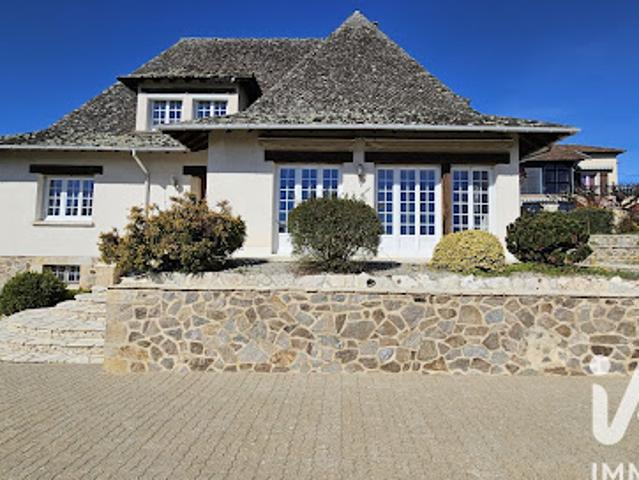 Vente Maison 7 pièces 196 m2 Saint Etienne de Maurs