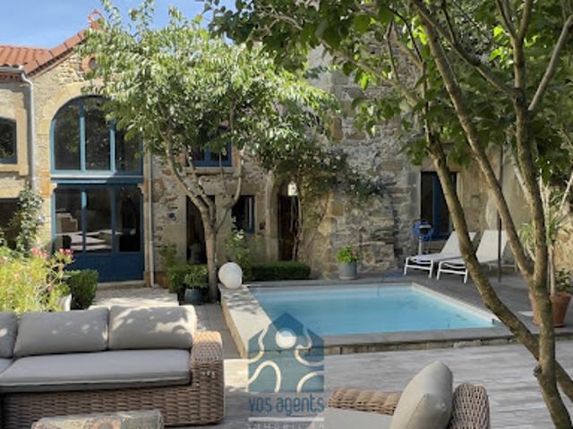 Vente Maison 7 pièces 192 m2 Vic le Comte