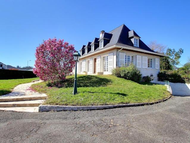 Vente Maison 7 pièces 221 m2 Morlaàs