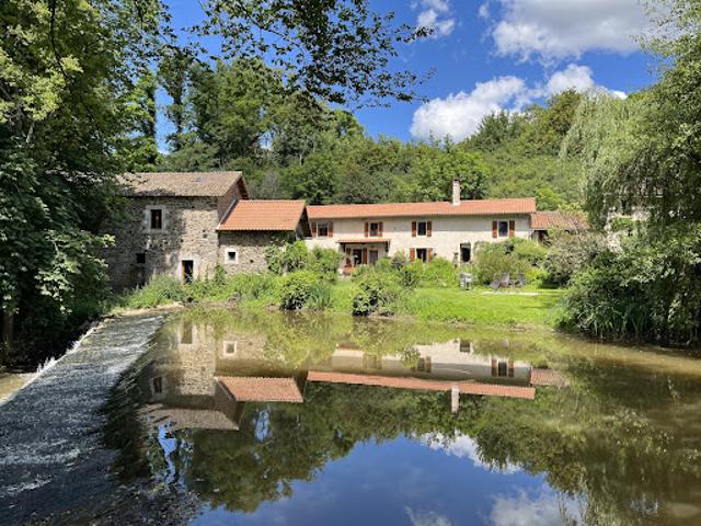 Vente Maison 7 pièces 261 m2 Confolens