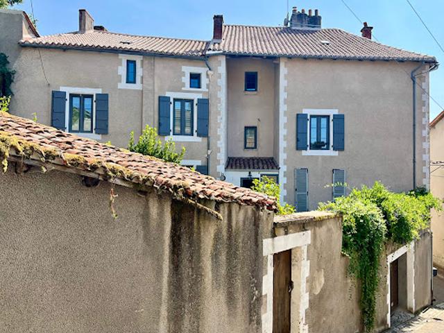 Vente Maison 7 pièces 262 m2 Confolens