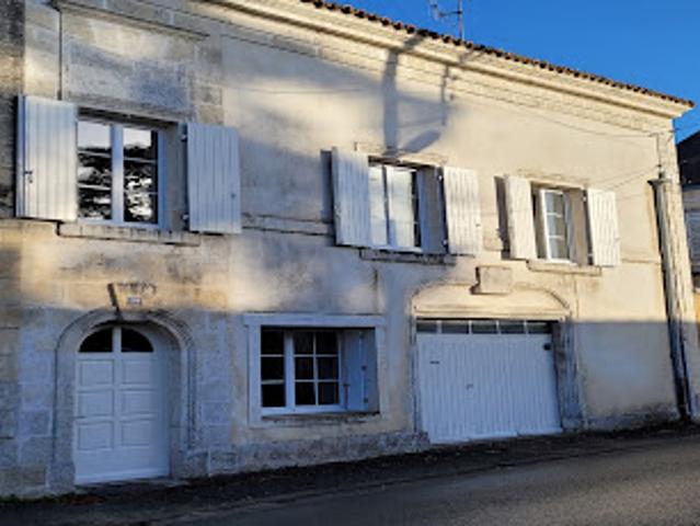 Vente Maison 4 pièces 102 m2 Saint Jean d'Angély
