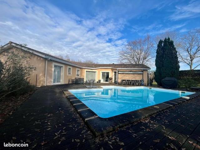 Maison contemporaine avec piscine sur terrain arboré de 2 600 m²
