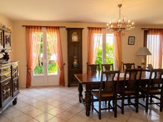 Vente Maison 5 pièces 111 m2 Saint Jean d'Angély