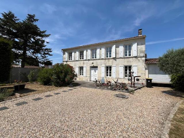 Vente Maison 5 pièces 209 m2 Salignac sur Charente