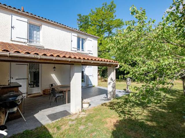 Vente Maison 5 pièces 99 m2 Saint Jean d'Angély