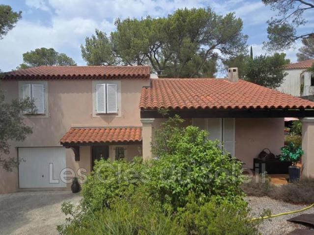 Cette villa est située à Costebelle dans un petit lotissemen