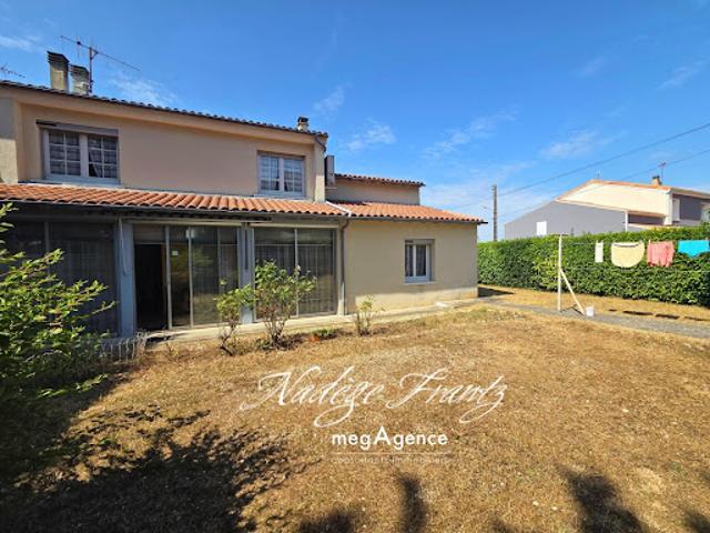 Vente Maison 6 pièces 112 m2 Saint Jean d'Angély