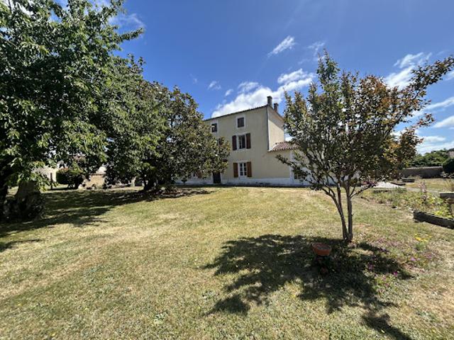 Vente Maison 6 pièces 159 m2 Chasseneuil sur Bonnieure