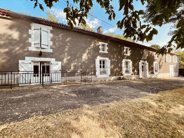 Vente Maison 6 pièces 197 m2 Confolens